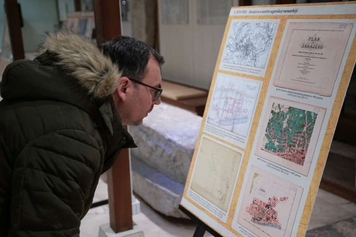 Postavka će ostati u tom prostoru do 10. januara iduće godine, do kada posjetioci mogu doživjeti ovo svojevrsno 'putovanje kroz vrijeme' grada