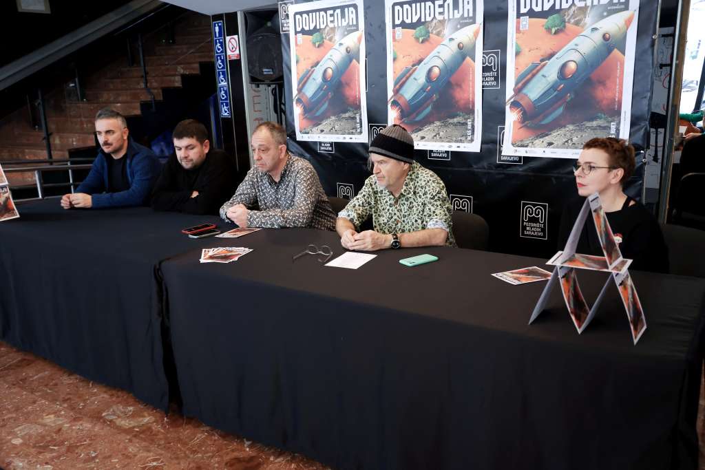 Uloge u predstavi tumače Belma Lizde-Kurt i Elvis Jahić, scenografiju potpisuje Edna Slipčević