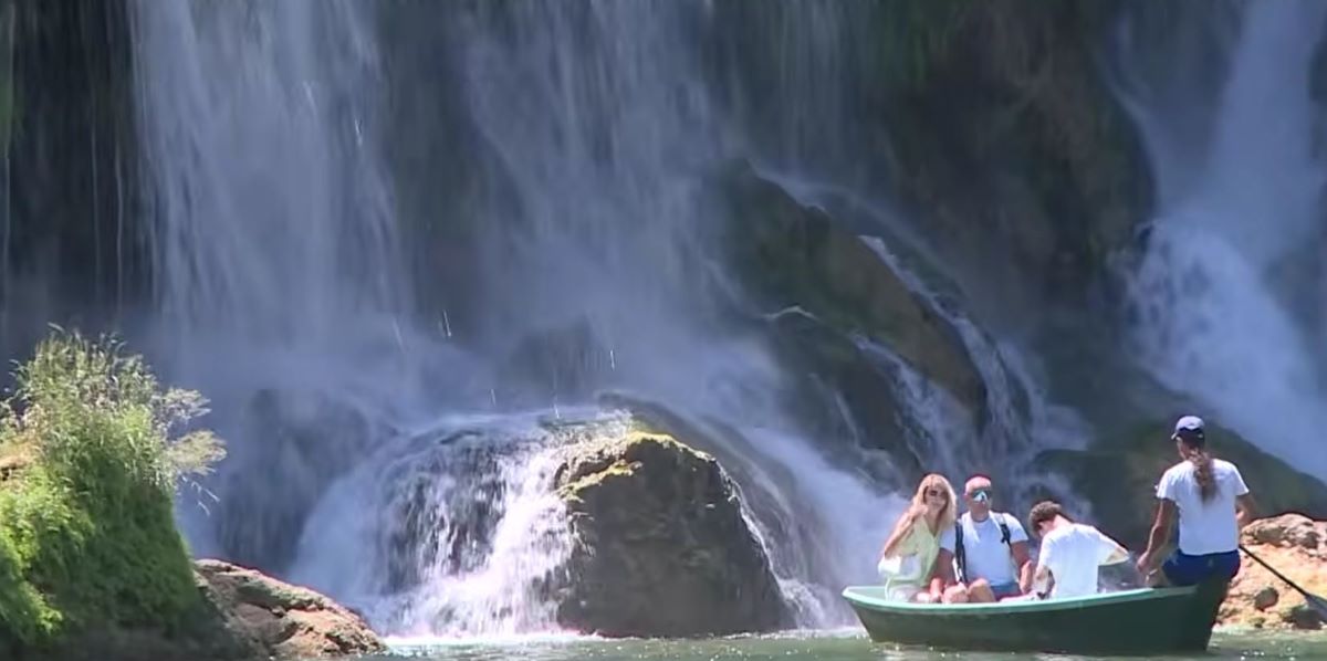 Stari grad Ljubuški nudi povijesne zidine iz 15. stoljeća, a Kravica privlači brojne turiste